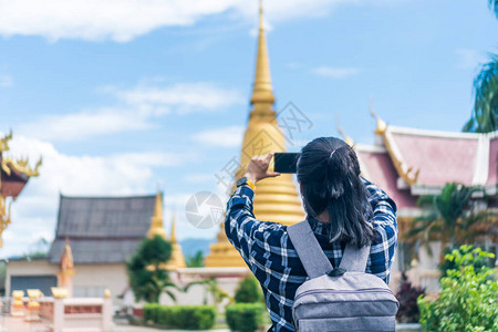妇女带着背包自由环游世界并放松生活概念图片