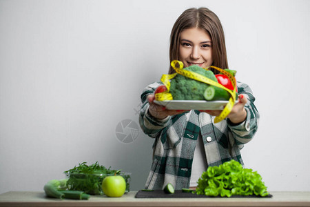 年轻漂亮的女人坚持饮食并图片