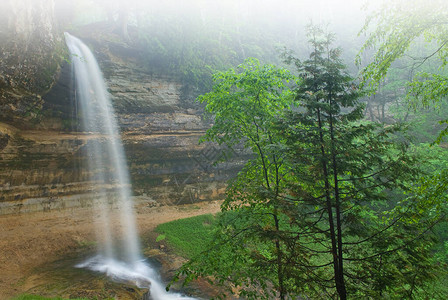 美国密歇根州上半岛Munising瀑布的春季风景以模图片