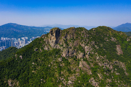 香港蓝天清澈的狮子岩山图片