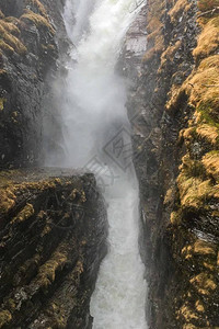 湍急的瀑布流下北欧湖图片