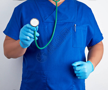 穿着蓝色制服和无菌手套的医生手持医疗图片