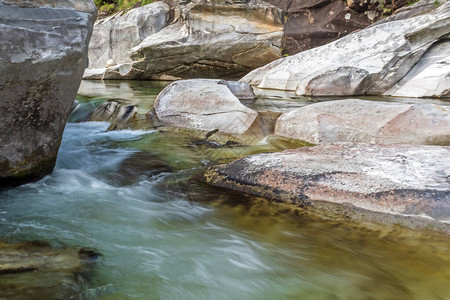 纯净的山河水在白石和红石之间流图片
