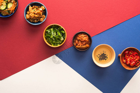 碗的顶部视图有韩国边盘子和蓝色红图片