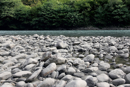阿布哈兹一条山石河流的前岸图片