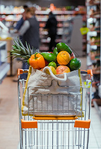 超市购物袋里的蔬果图片