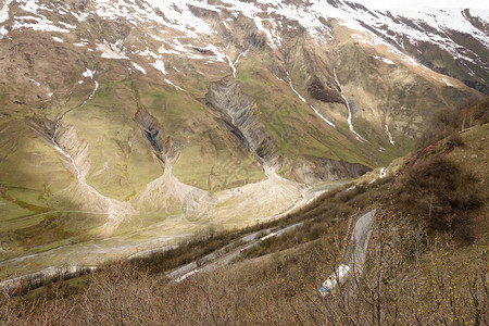 Aragvi河谷和高加索山脊的雪坡格鲁吉亚图片