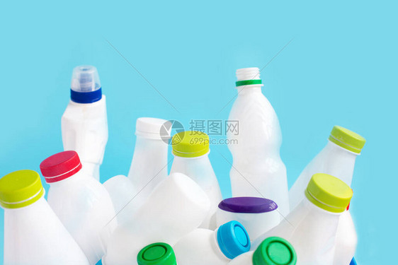 用于可回收废物的空废白色塑料瓶子图片