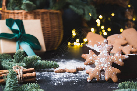 美味的自制饼干礼品包礼物和黑色加兰的假日组成圣诞喜图片