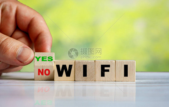 手把木制立方转动将WIFI字改为YE图片