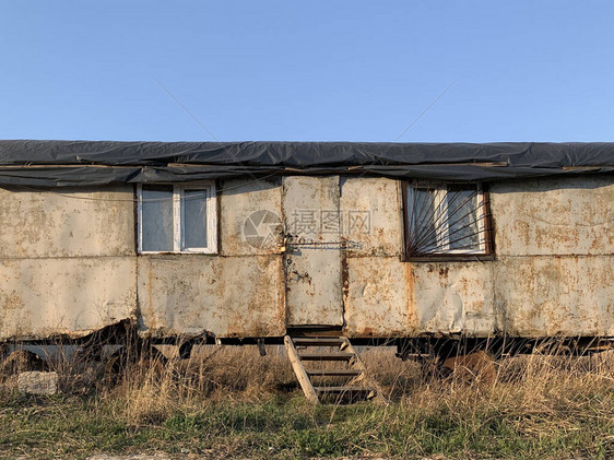 为穷人建造的房子建筑商的移动房屋老生锈的图片