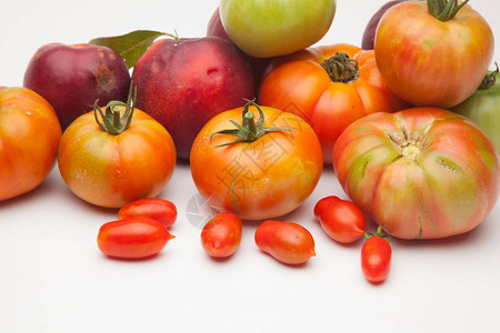 一套红番茄樱桃番茄绿番茄和油桃等水果背景图片