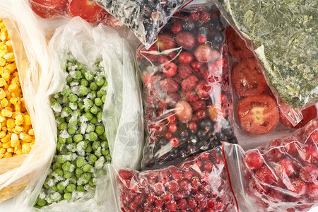 冻浆果蔬菜玉米青豆冰柜里的西红背景图片