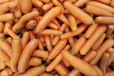 市场摊位上新鲜胡萝卜的背景图片