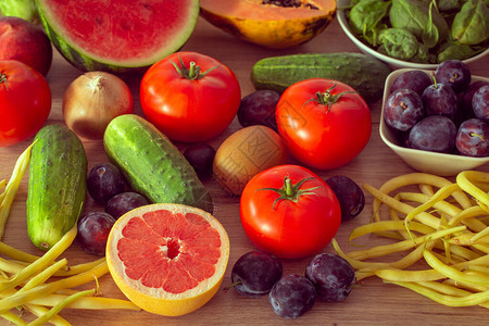 饮食健康餐桌里满是水果图片