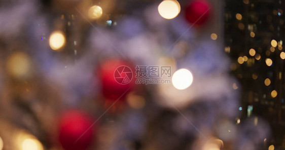 家里圣诞树装饰的模糊视图图片