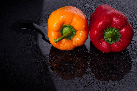 潮湿表面有两片大绵青胡椒美味的和对健康有用图片