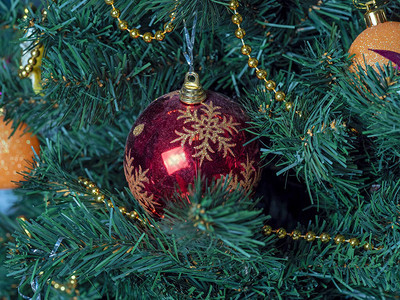 圣诞树上挂着雪花的红球和圣诞节的概图片