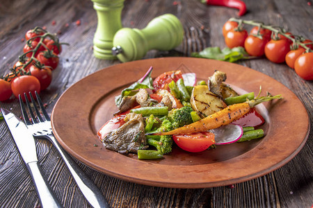 蔬菜食品烤菜和蘑菇的边盘饭碗近餐横向图片