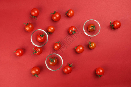 红色成熟樱桃番茄红纸上加干料印本的图片
