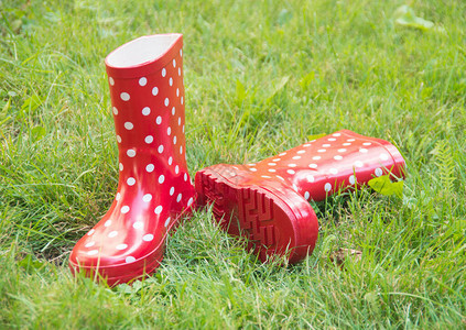花园草丛中的红色胶靴图片