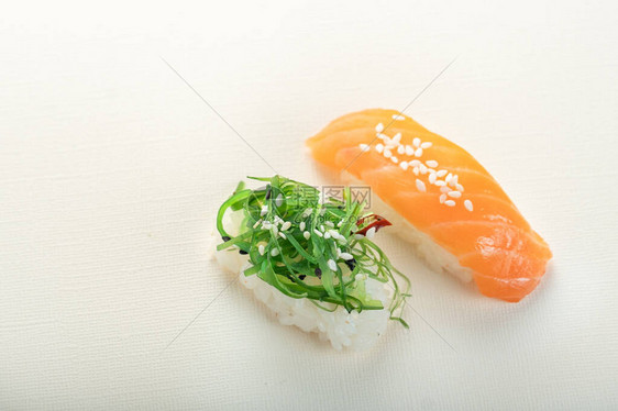 两种不同的寿司配有鲑鱼和海草在图片