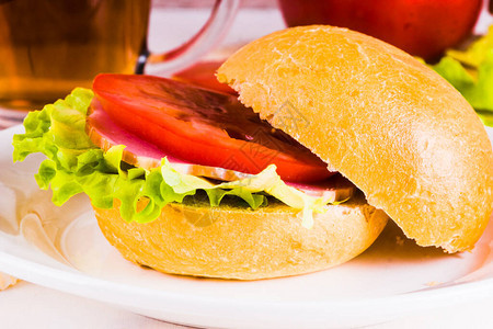 土制三明治配生菜番茄和火腿图片
