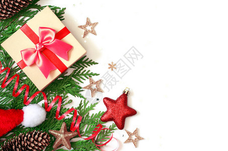 圣诞背景绿色松枝圣诞帽星和白色背景上的礼品盒图片