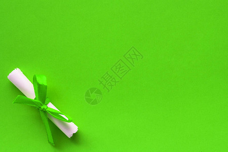 抽象背景祝贺滚动与绿色背景上的绿丝带绿色背景与文本的复制空间节日图片