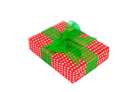 圣诞节或其他节日手工制作的礼物用红纸用绿丝带背景图片