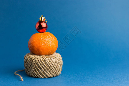 假日概念由橘子圣诞摆设和绳索制成的圣诞树图片
