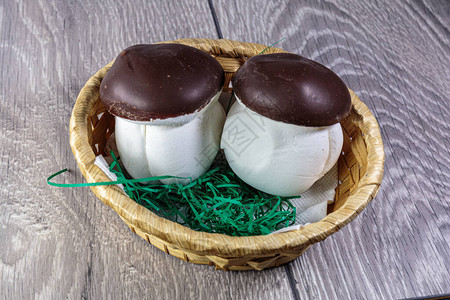 白色棉花糖的蘑菇和巧克力帽子马什梅洛图片