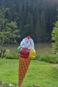 公园里的冰淇淋甜筒图片
