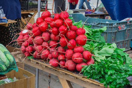 在露天市场柜台销售新鲜蔬菜萝卜农产品的集市图片