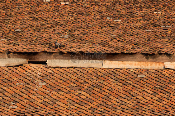 泰国寺庙屋顶上的旧粘土瓦图片