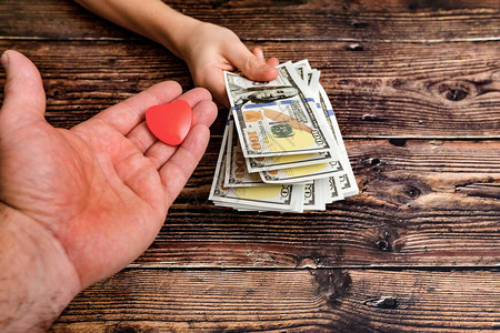 男人用心伸出手来换取美元以卖情换钱的观图片