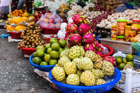 越南街头市场水果和蔬菜图片