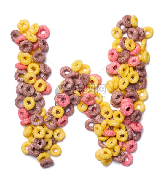 英文字母W来自白色孤立背景上的粉红色薄片由甜早餐谷物制成的食物模式儿童商店图片