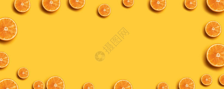 以黄色背景的新鲜橙色切片制作的图片