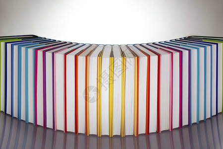 彩虹色书籍的对称曲线排列图片