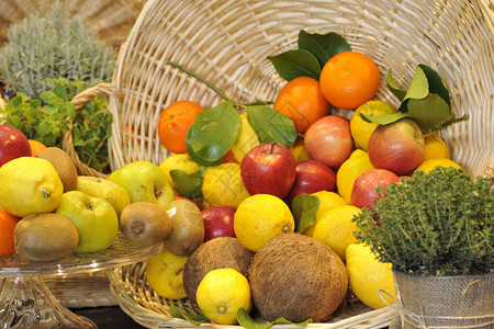 篮子里的新鲜水果和蔬菜图片