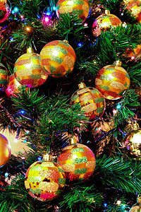 绿色圣诞树上的金色球图片