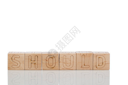 带字母的Wooden立方体应该在白图片