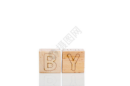 带字母的Wooden立方体在白图片