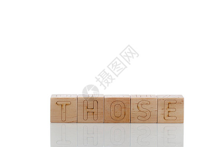 带字母的Wooden立方体那些在白图片
