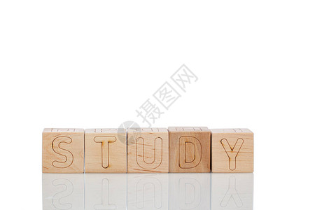 带字母研究的Wooden立方体在白图片