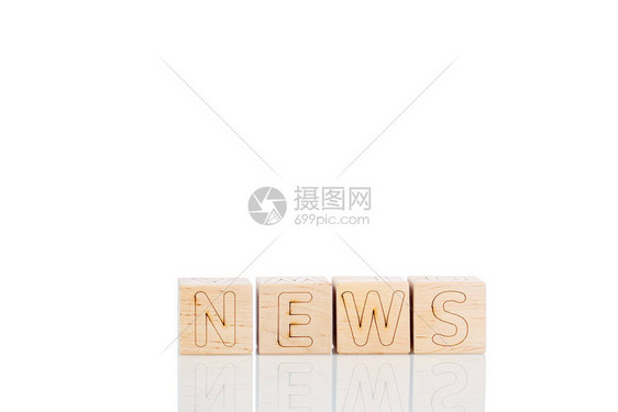 带字母的Wooden立方体News以白色背景特写图片