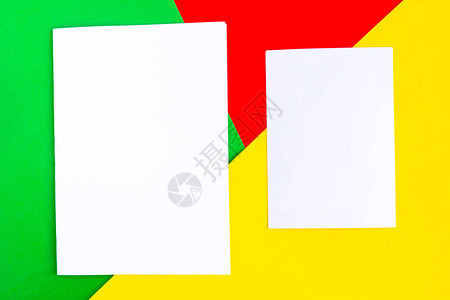 绿色红色和黄色背景上的两个白色模型空白文图片