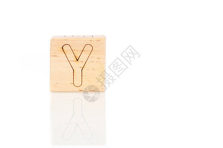 白色背景特写上字母Y的Wood图片