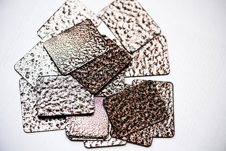 白色背景的金属剖面图上的颜色图片